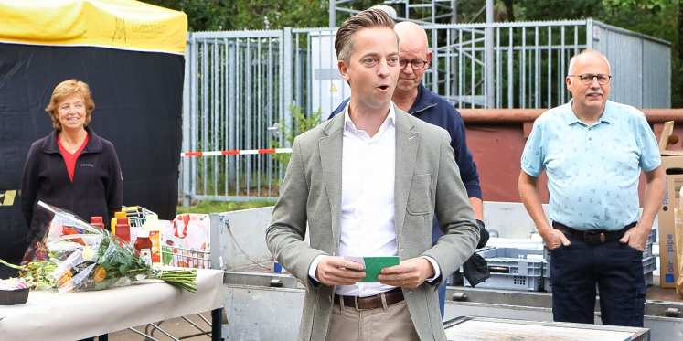 Foto: Elly Scheuermann-Biemans ontvangt vrijwilligerspenning voor inzet bij corsobuurtschap Borkel en Schaft