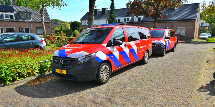Foto: Vermist persoon verschijnt bij raam tijdens grote hulpdiensteninzet in woning in Veldhoven