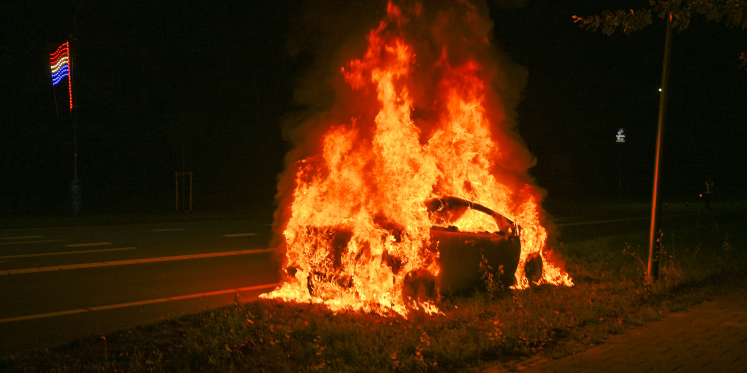 Foto: Autobrand uitgebrand in Valkenswaard