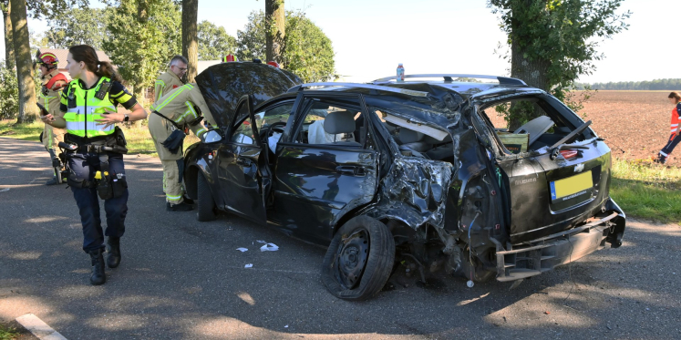 Foto: Bestuurder gewond bij eenzijdig ongeval in Lage Mierde