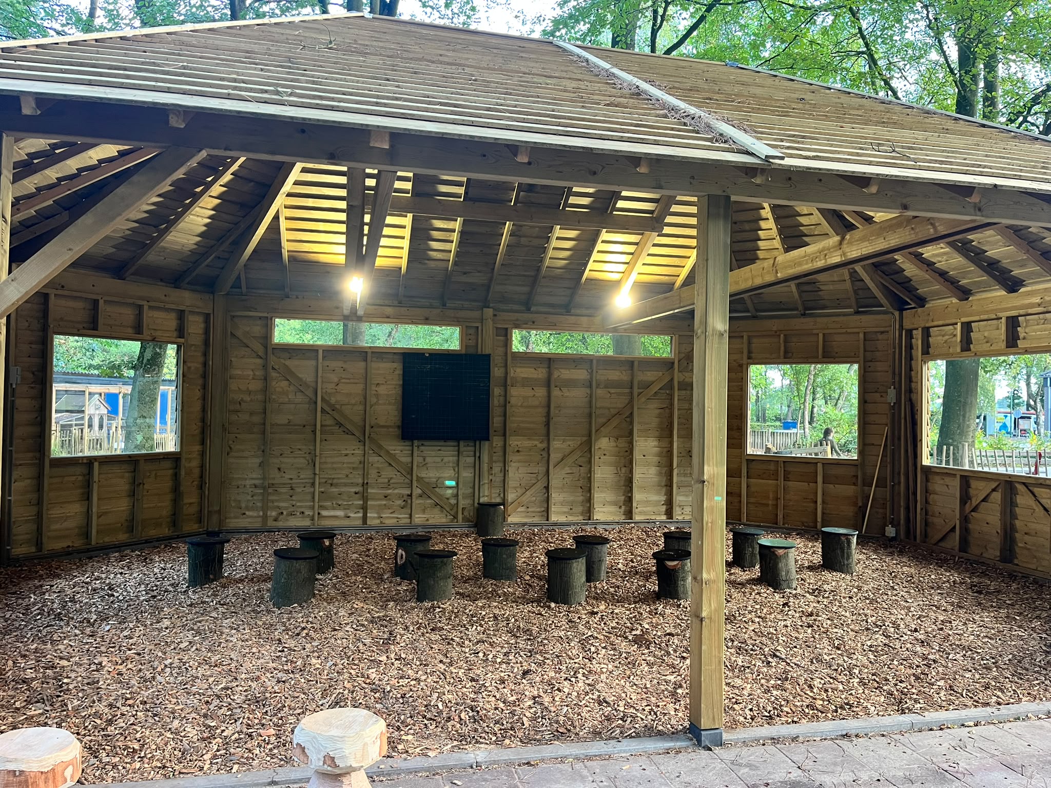 Foto: Nieuw buitenlokaal basisschool Fonkeltuin feestelijk geopend