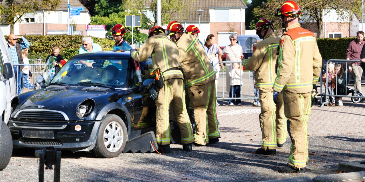 Foto: Botsing, bekneld en bevrijd: veiligheidsdag Maarheeze laat het echt zien