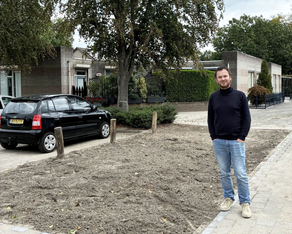 Foto: Gemeente Bladel wipt 510 vierkante meter tegels