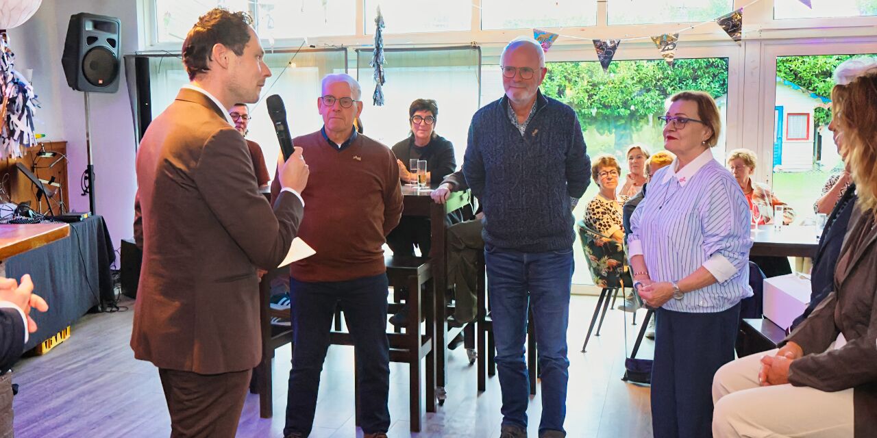 Foto: Vrijwilligerspenning voor drie vrijwilligers Nederlands Steendrukmuseum
