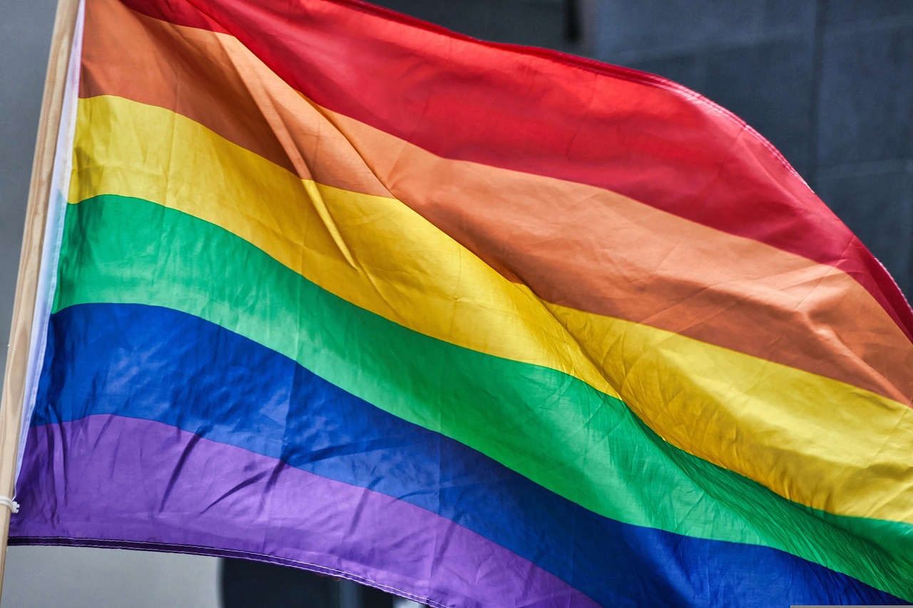 Foto: Veldhoven hijst regenboogvlag voor Coming Out Day