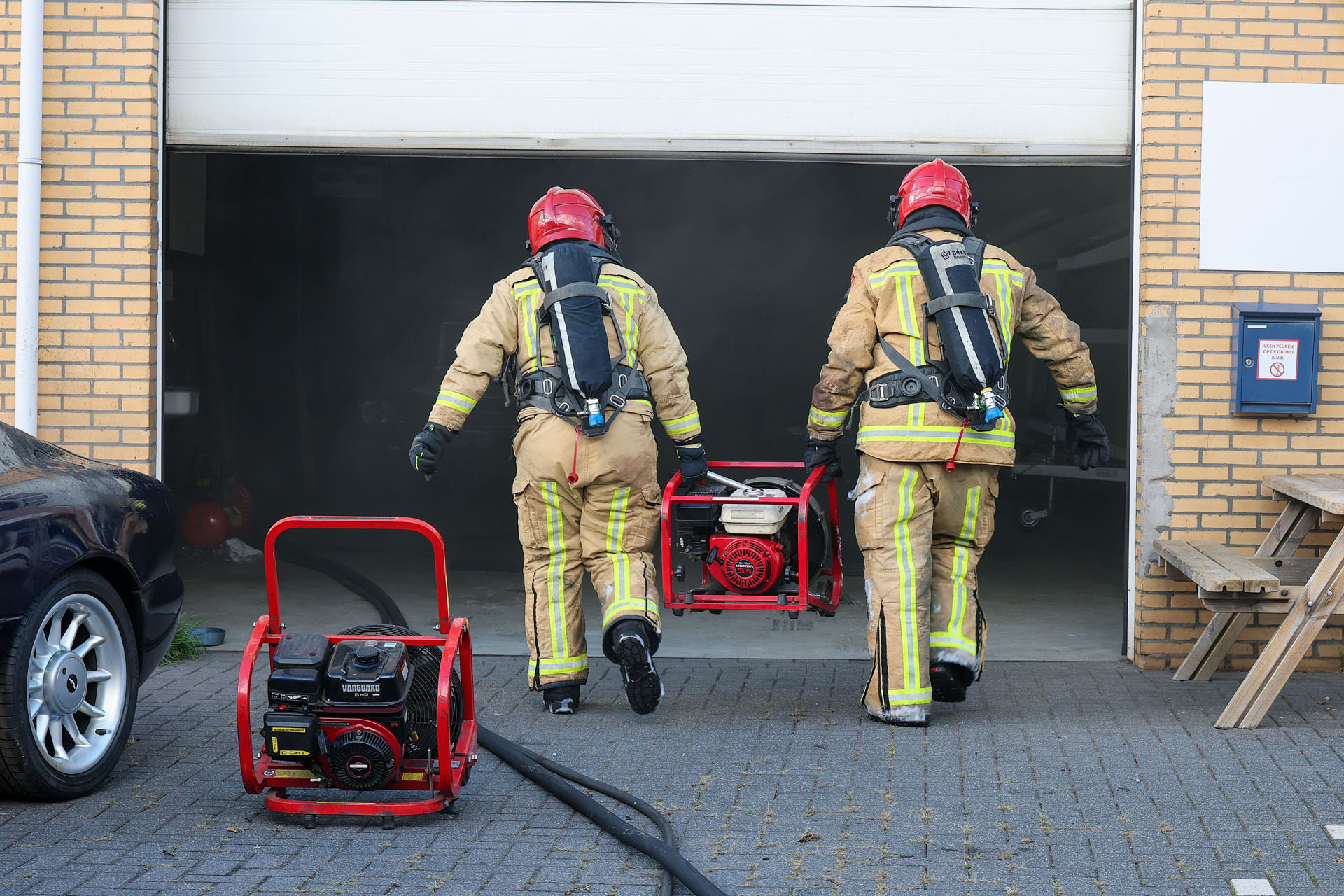 Foto: Brand in garagebedrijf in Veldhoven zorgde voor flinke rookontwikkeling