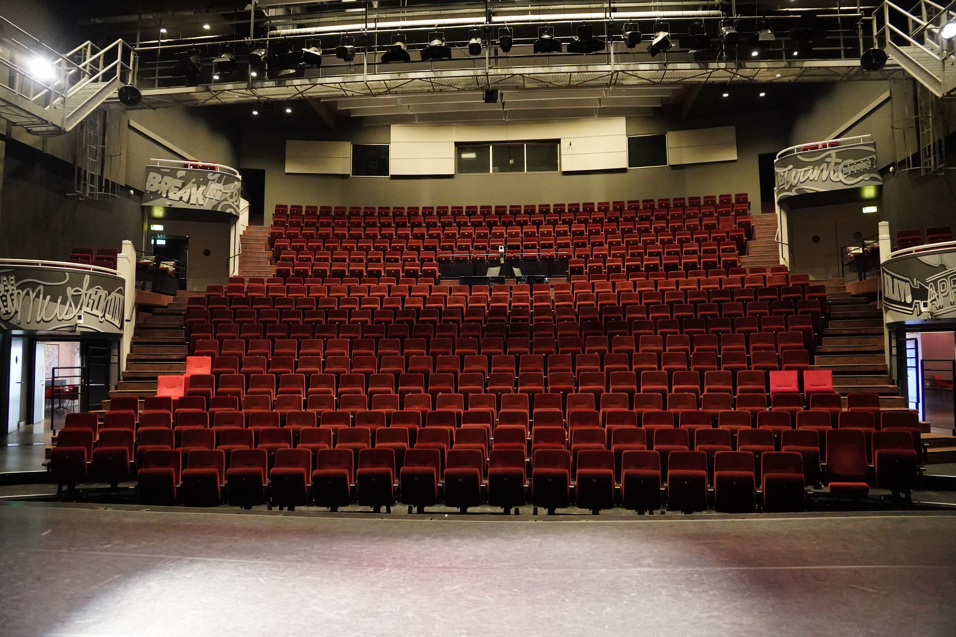 Foto: Theater De Schalm in Veldhoven krijgt nieuwe theaterstoelen