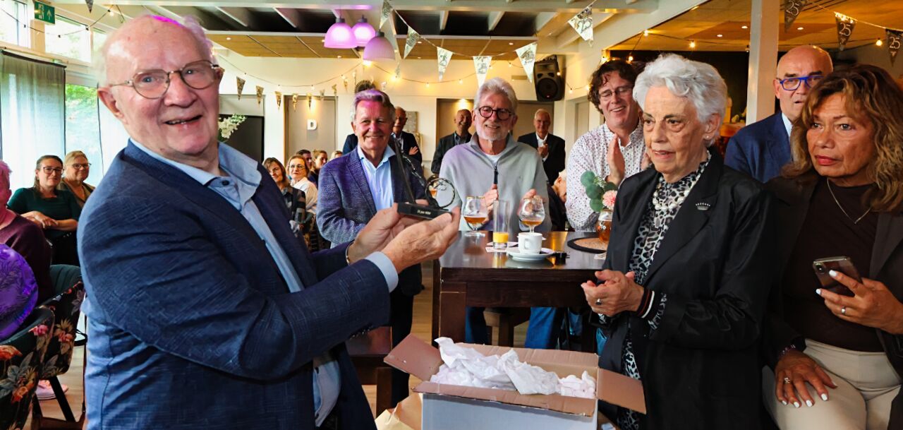 Foto: Vrijwilligerspenning voor drie vrijwilligers Nederlands Steendrukmuseum