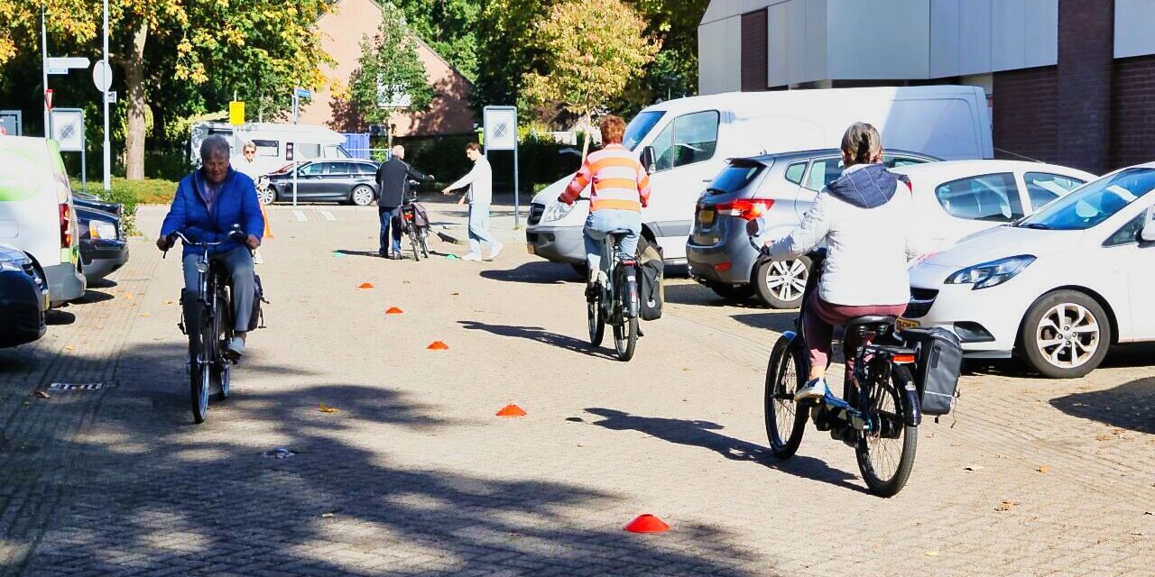 Foto: Senioren in Dommelen werken aan veiliger fietsen tijdens DoorTrapBeweegdag
