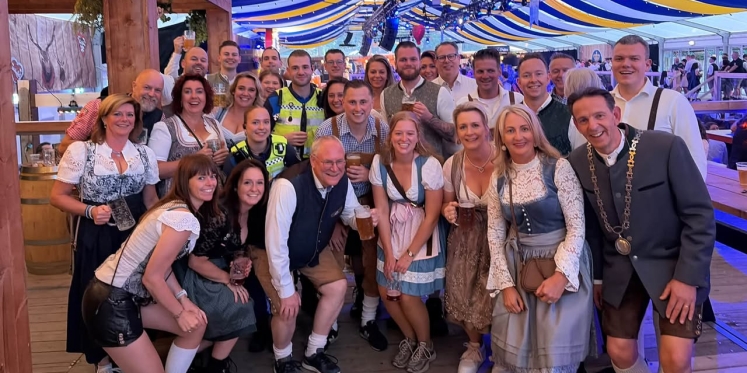 Foto: Oorkonde voor jubilerend Oktoberfest Soerendonk; een echte 'hotspot'