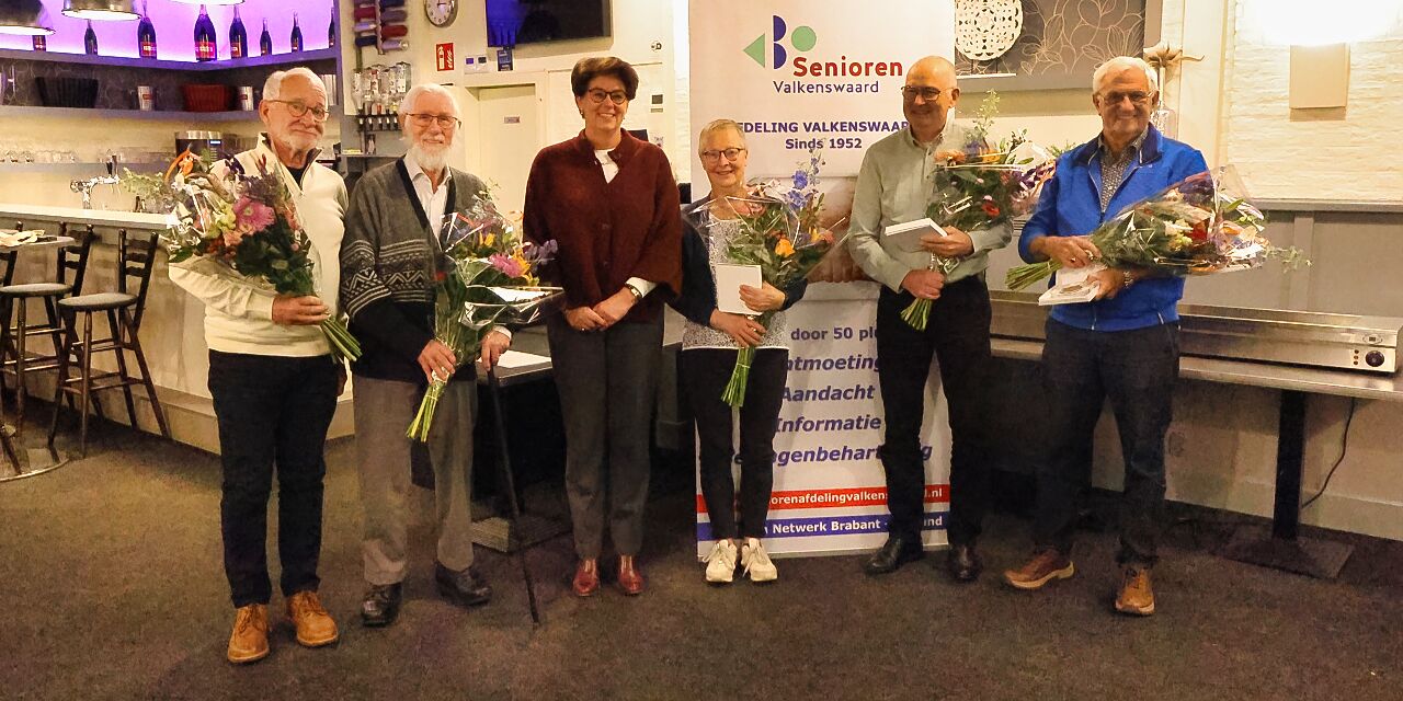 Foto: Vrijwilligerspenning voor drie vrijwilligers van Senioren Valkenswaard