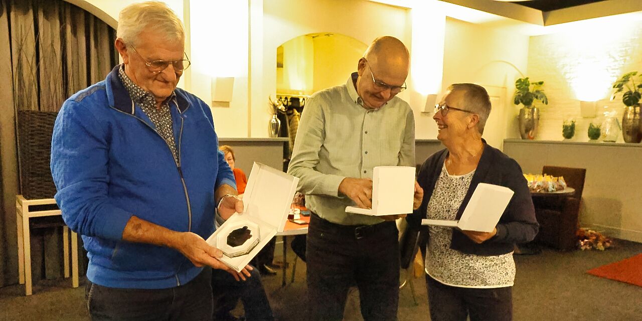 Foto: Vrijwilligerspenning voor drie vrijwilligers van Senioren Valkenswaard