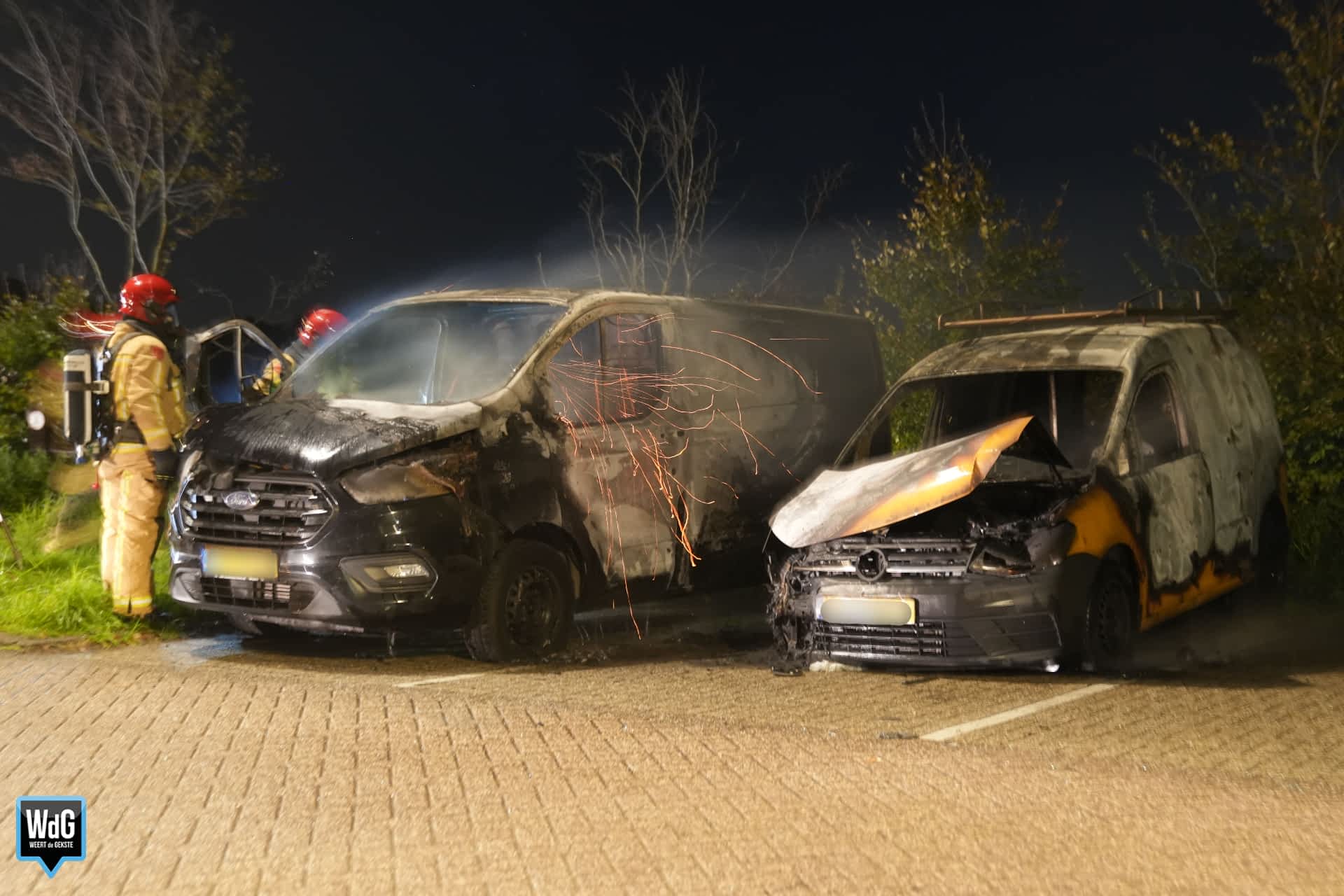 Foto: Twee voertuigen uitgebrand op carpoolplaats bij Maarheeze
