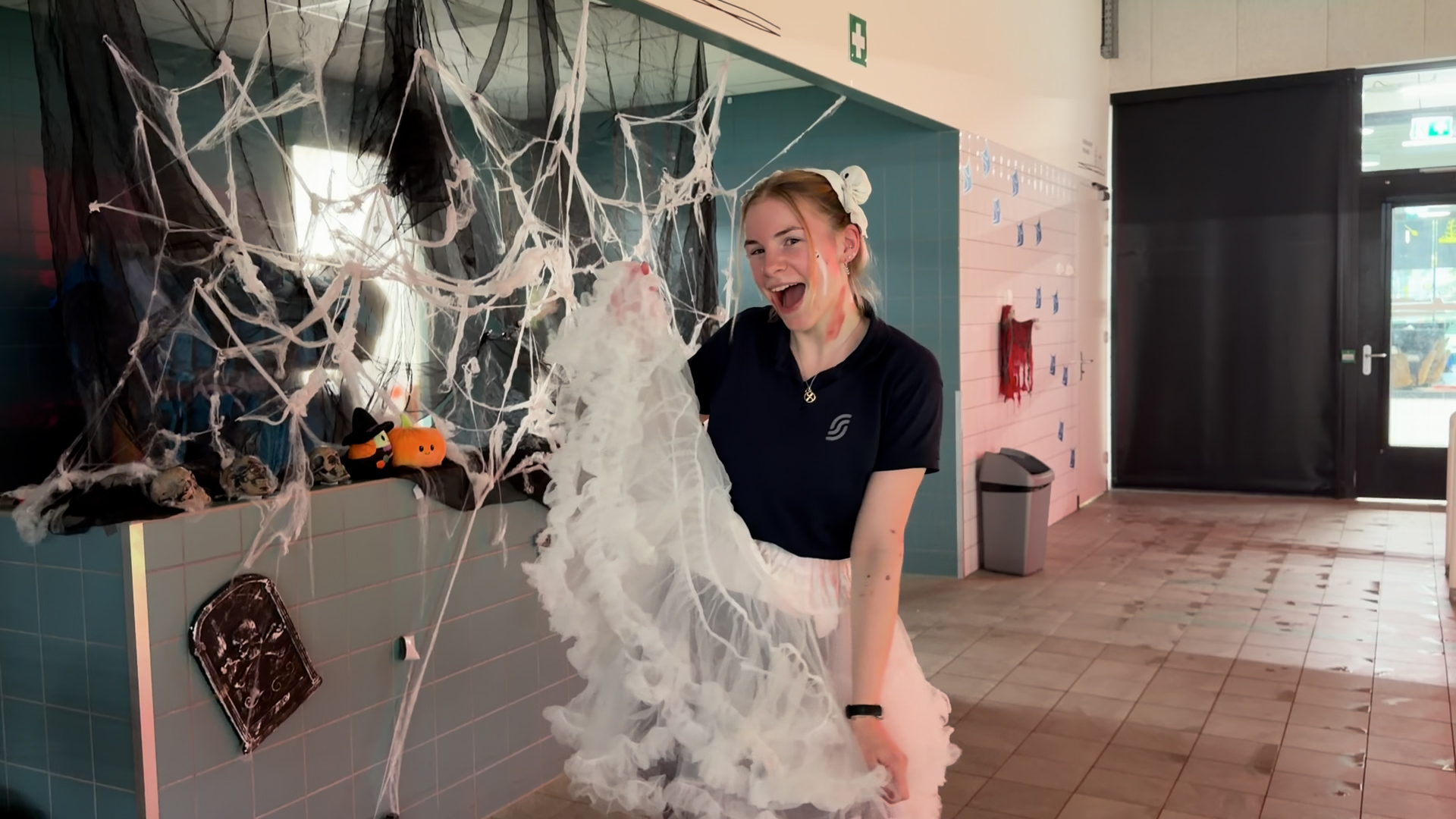 Foto: Griezelend zwemmen tijdens 'Scary Halloween night' in Veldhoven