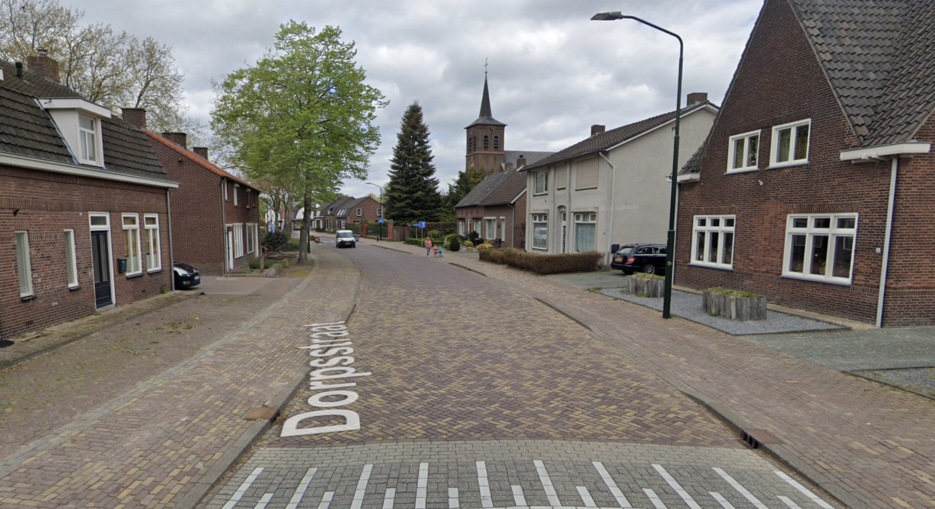 Foto: Vier partijen willen onderzoek naar de veiligheid van de hele Dorpstraat in Leende