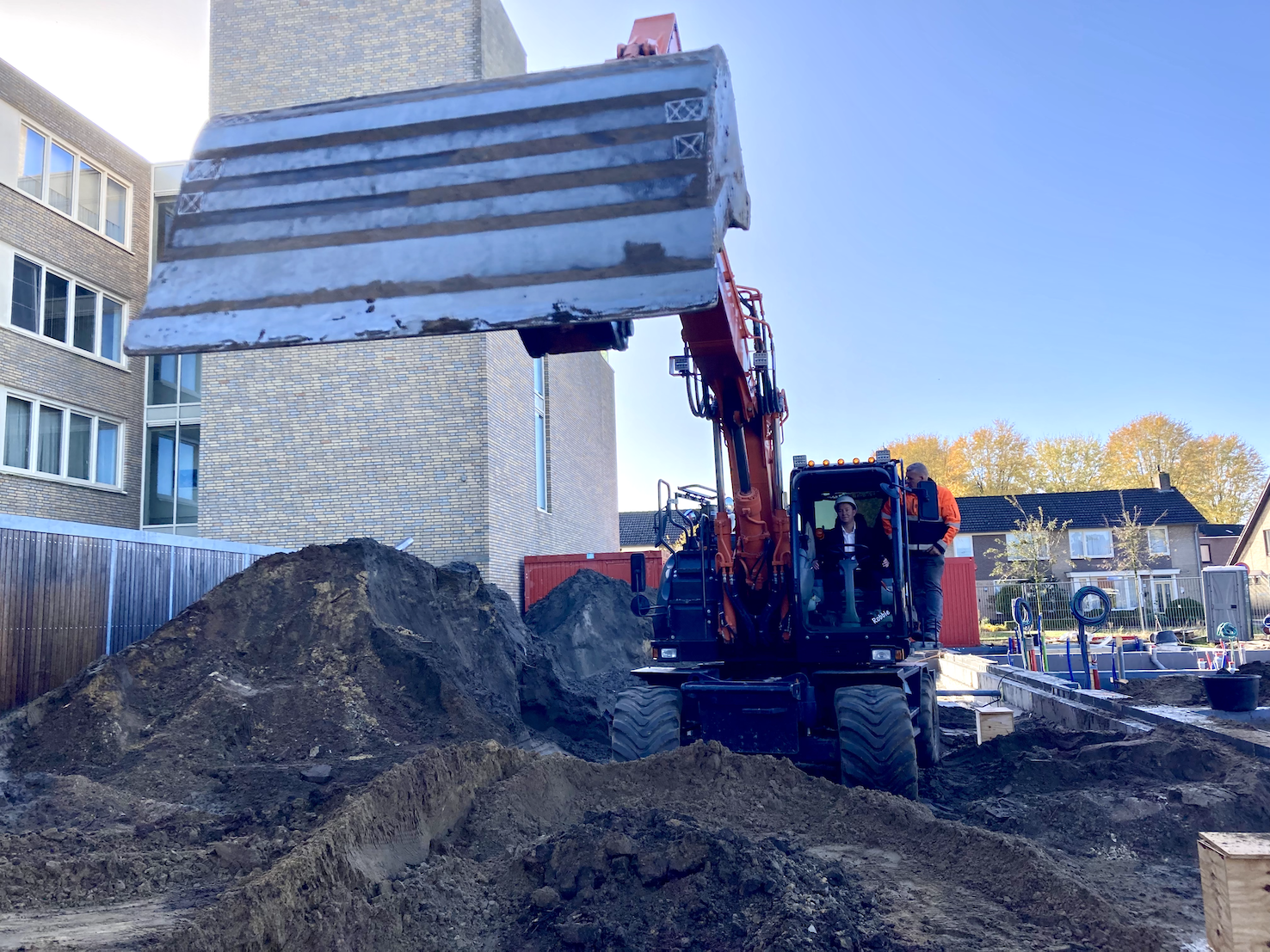 Foto: Bouw nieuwe appartementen op voormalige bibliotheeklocatie in Budel officieel begonnen