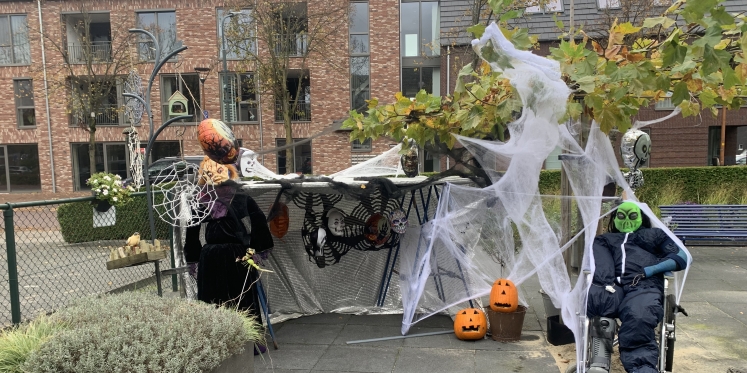 Foto: Woonzorglocatie De Hapertse Kluis helemaal klaar voor Halloweentocht Heel Hapert Huivert