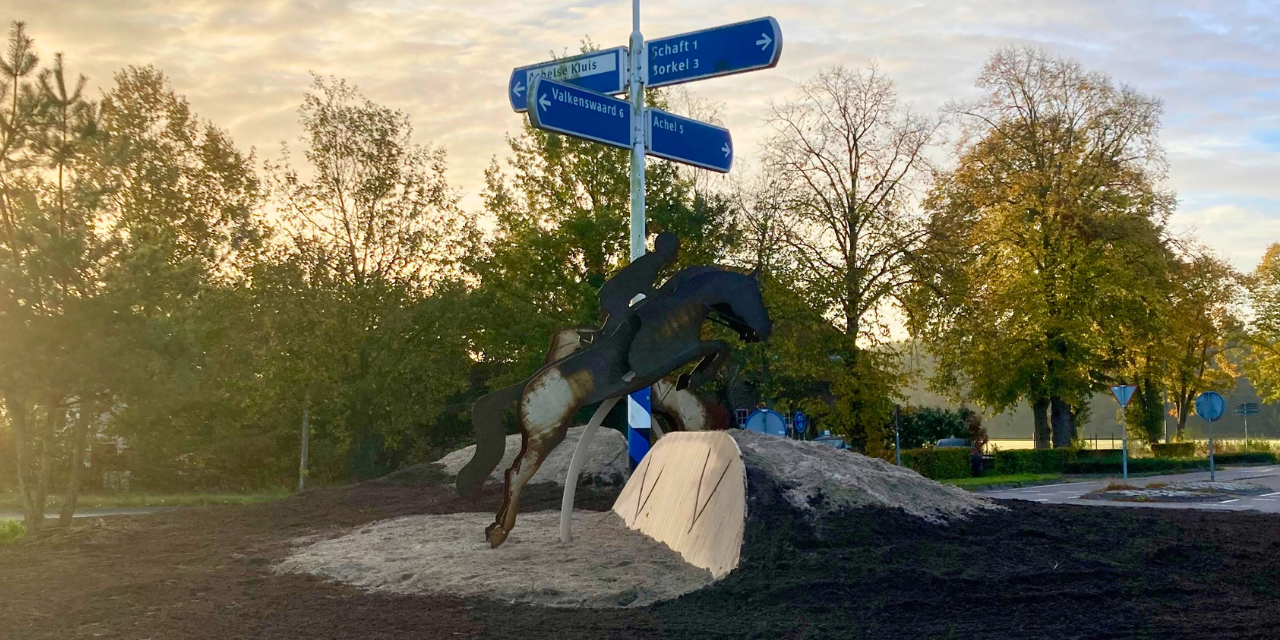 Foto: Paardenboulevard Valkenswaard doet naam nog meer eer aan met kunstwerk op rotonde