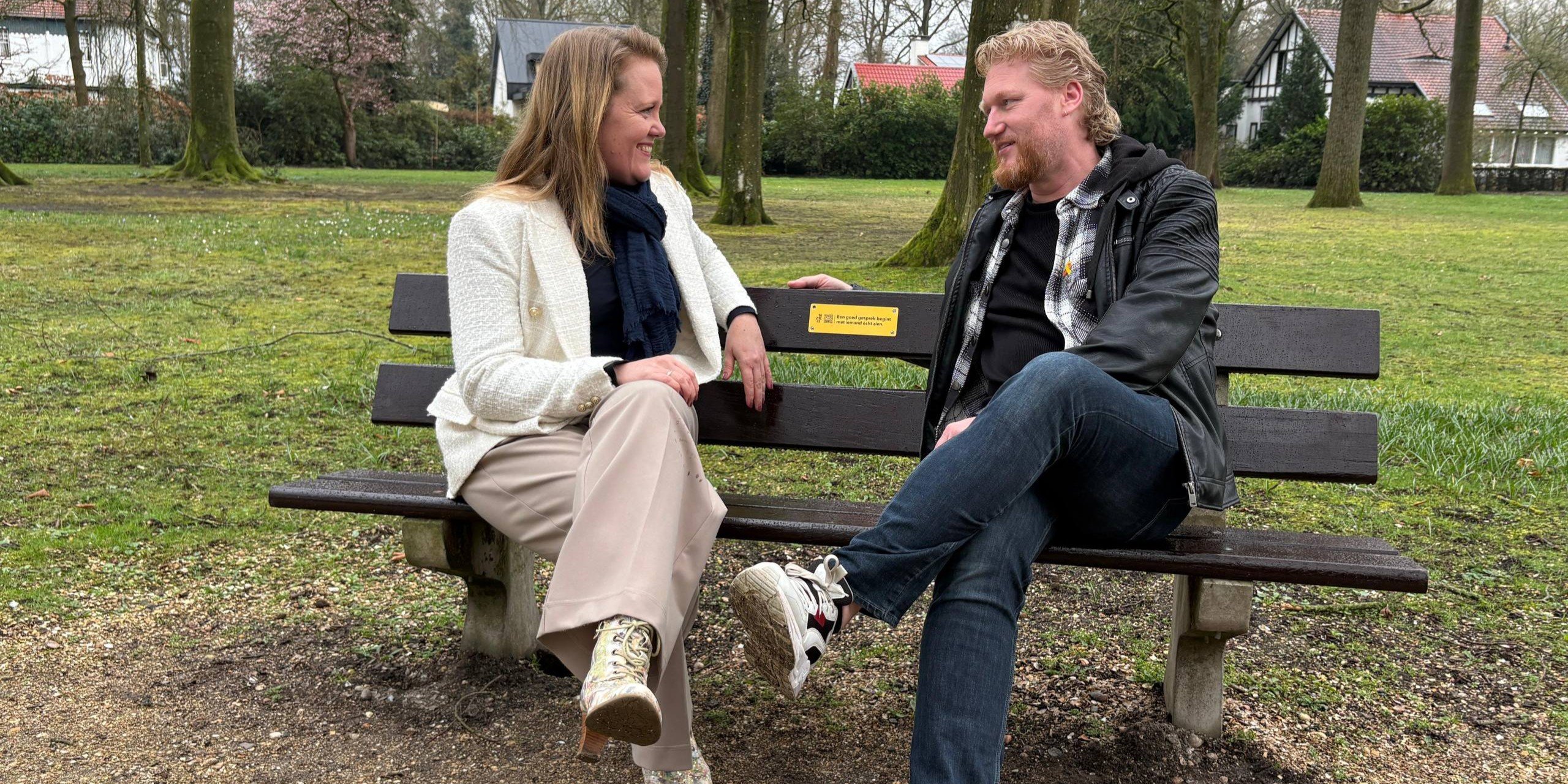 Wethouder Elskamp plaatst laatste ‘Ik zie je’-plaquette in gemeente Nunspeet