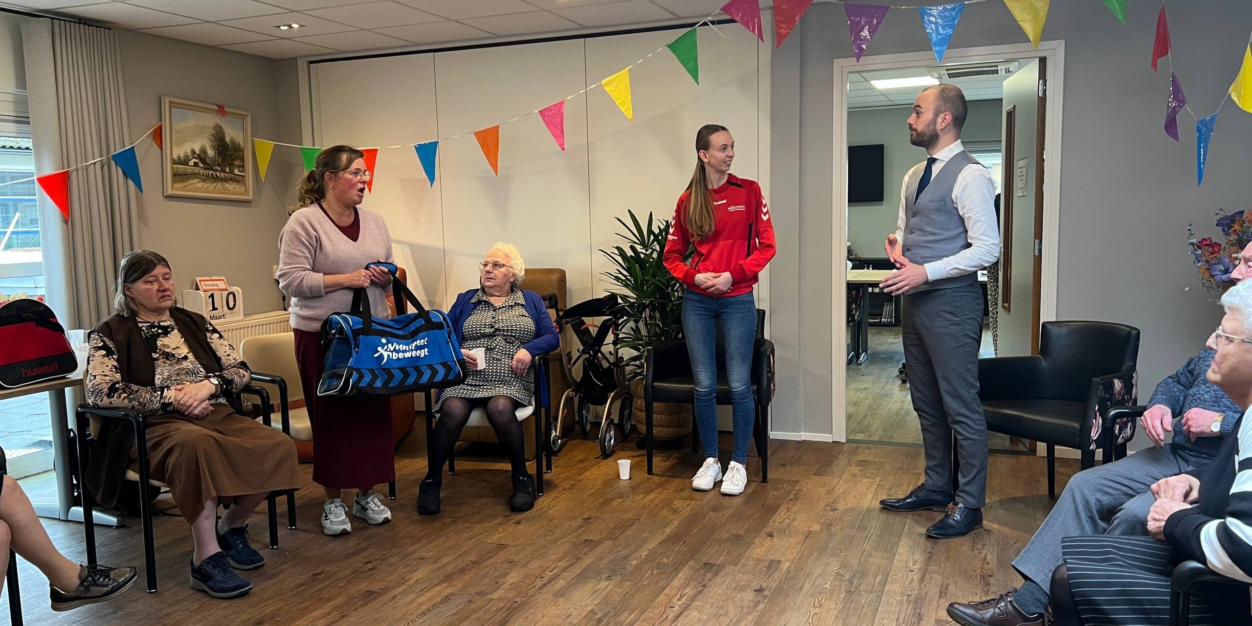 Foto: Wethouder overhandigt nieuwe beweegtas aan zorgcentrum Oranjehof