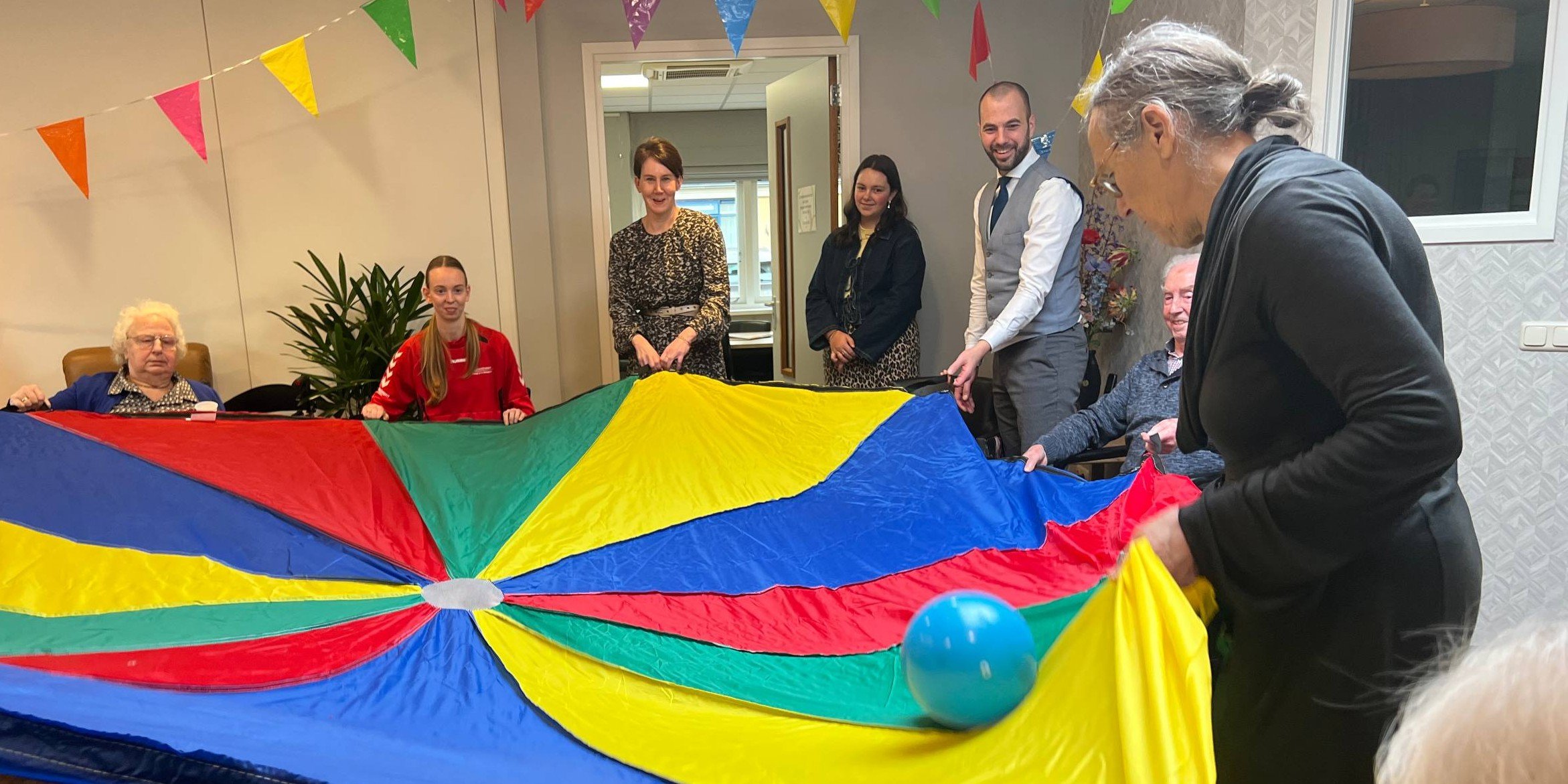 Foto: Wethouder overhandigt nieuwe beweegtas aan zorgcentrum Oranjehof