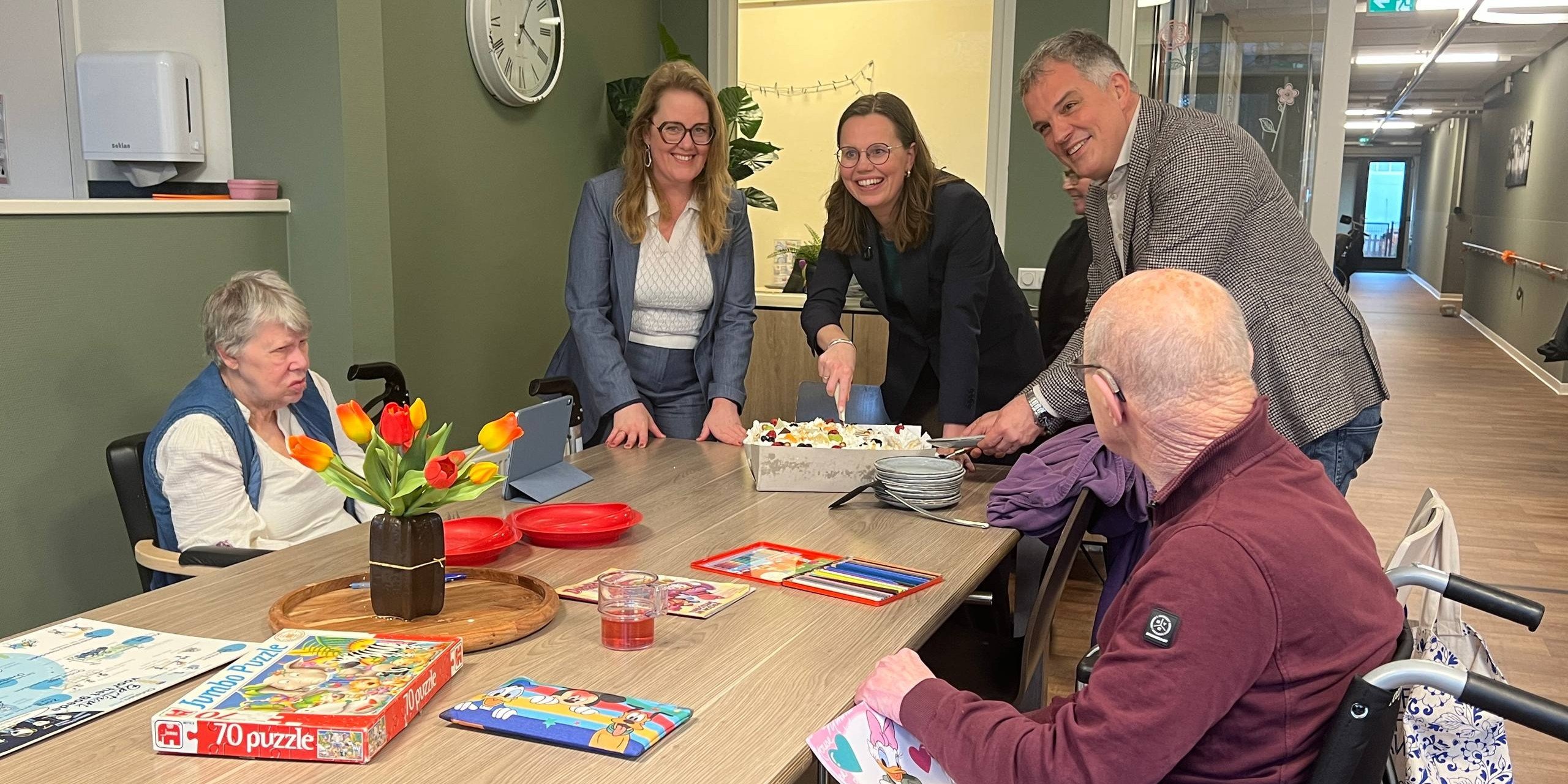 Foto: Mirjam Bikker (CU) viert ‘feestje’ bij Philadelphia in Vierhouten