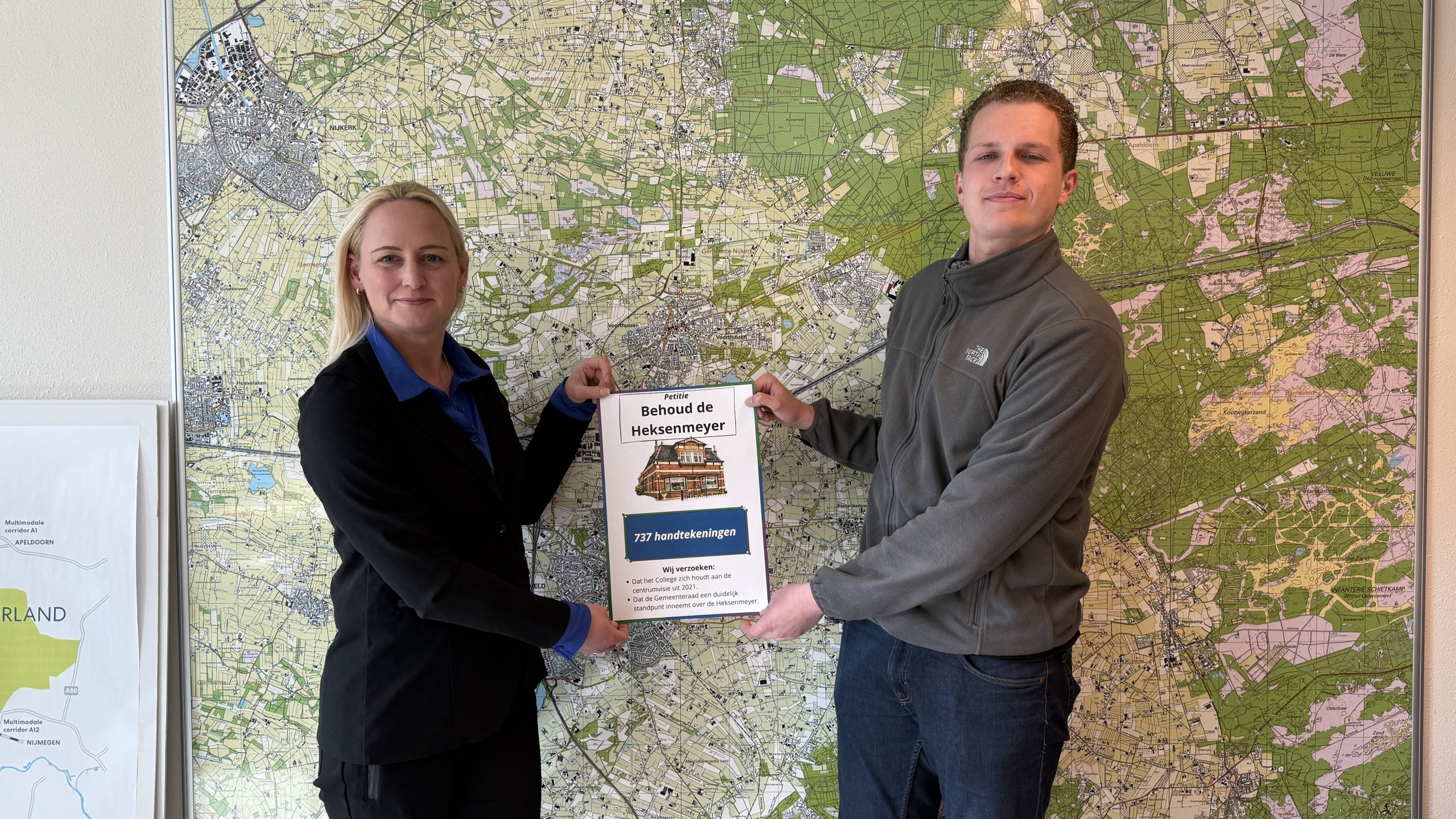 Foto: Jesper biedt wethouder petitie voor De Heksenmeyer aan: ‘Wat er mogelijk is, zal ik doen’