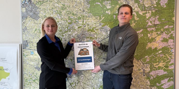 Foto: Jesper biedt wethouder petitie voor De Heksenmeyer aan: ‘Wat er mogelijk is, zal ik doen’