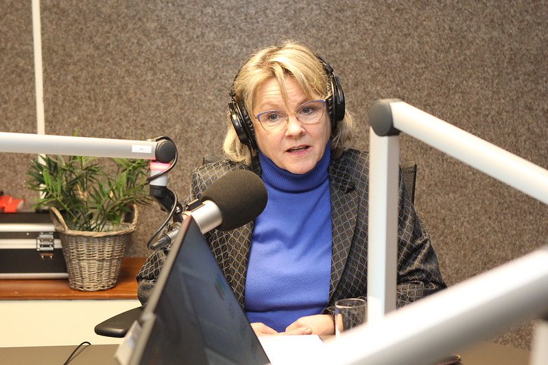 Foto: Willem van den Beld in gesprek met burgemeester Tanja Haseloop-Amsing