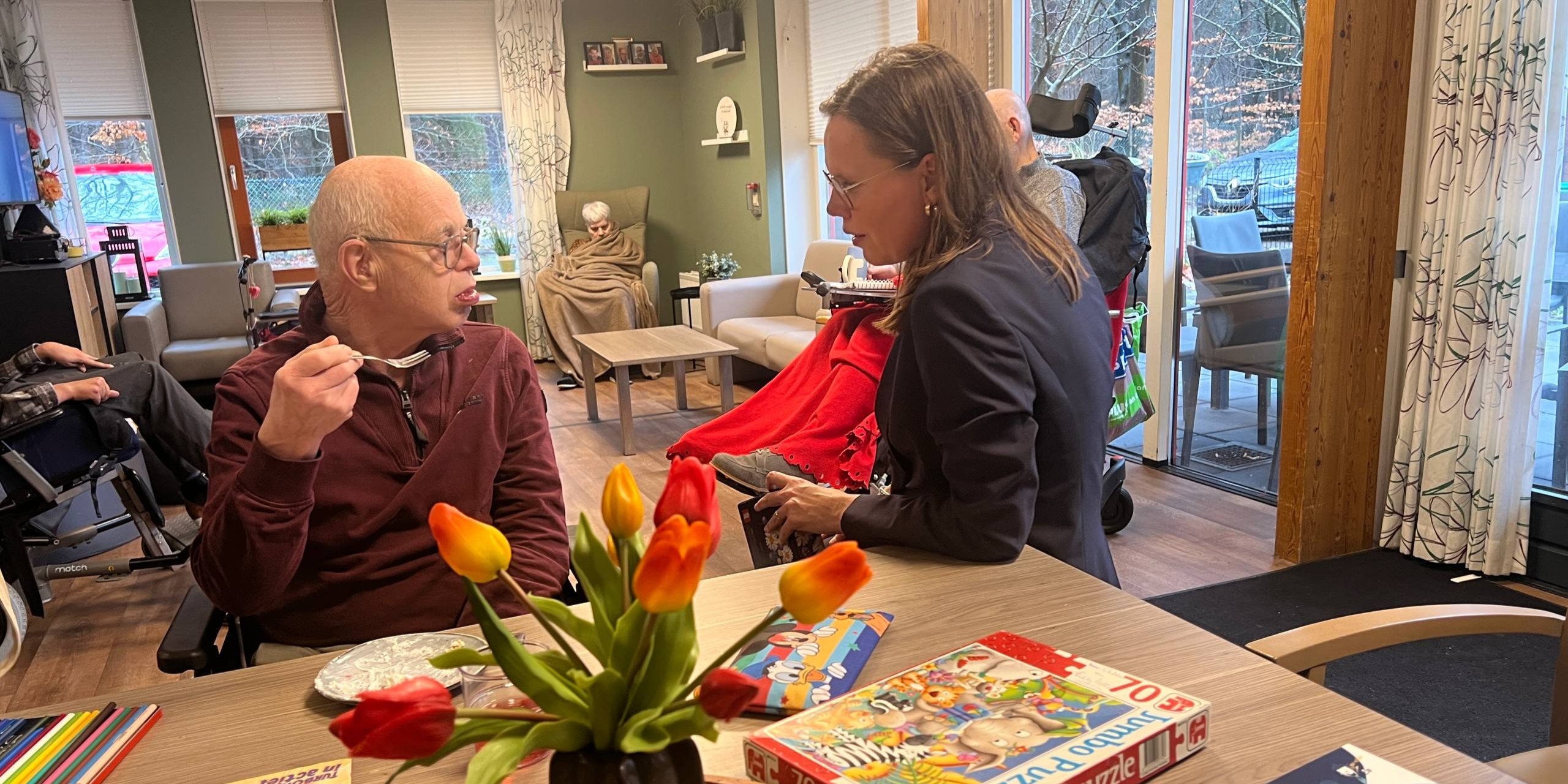 Foto: Mirjam Bikker (CU) viert ‘feestje’ bij Philadelphia in Vierhouten