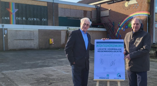 Foto: Gemeente en Omnia Wonen tekenen intentieovereenkomst voor oude Regenbooglocatie