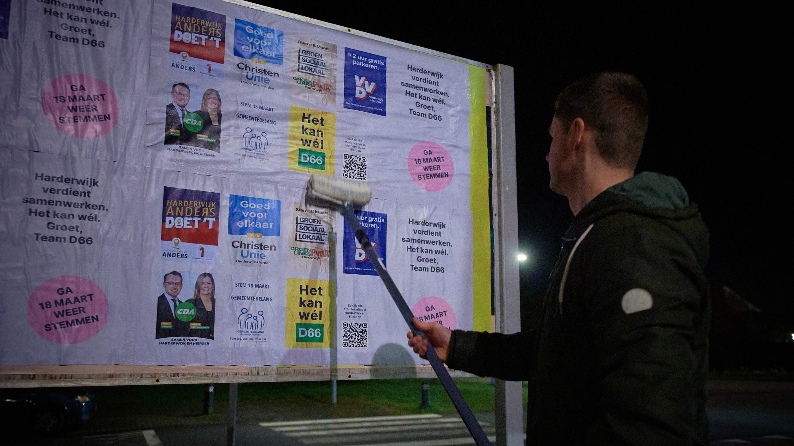 Foto: Plakteam D66 Harderwijk maakt op deze manier einde aan 'politieke plakoorlog’