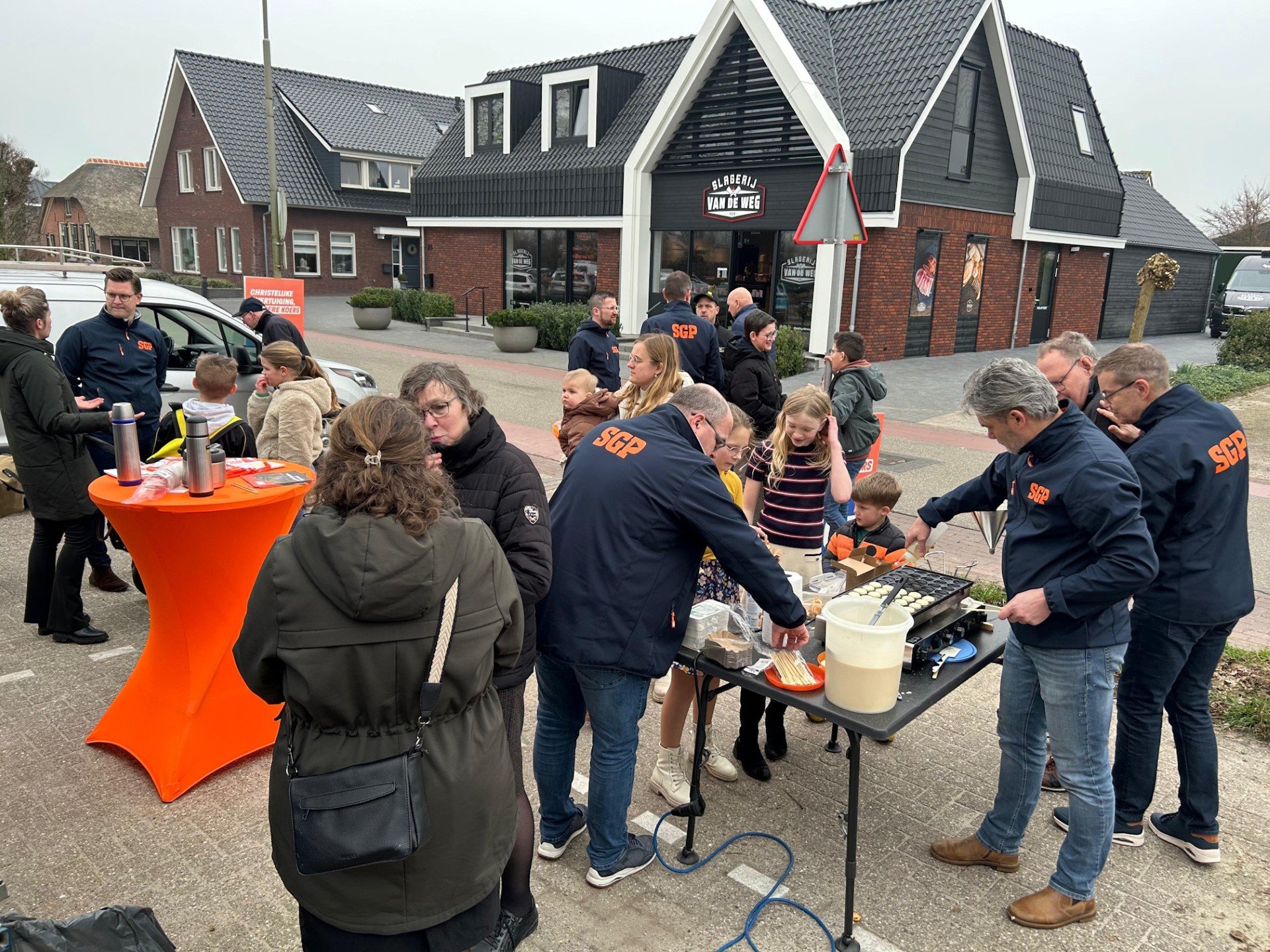 Foto: SGP Oldebroek op pad met de bouwkeet: poffertjes en ontmoeting