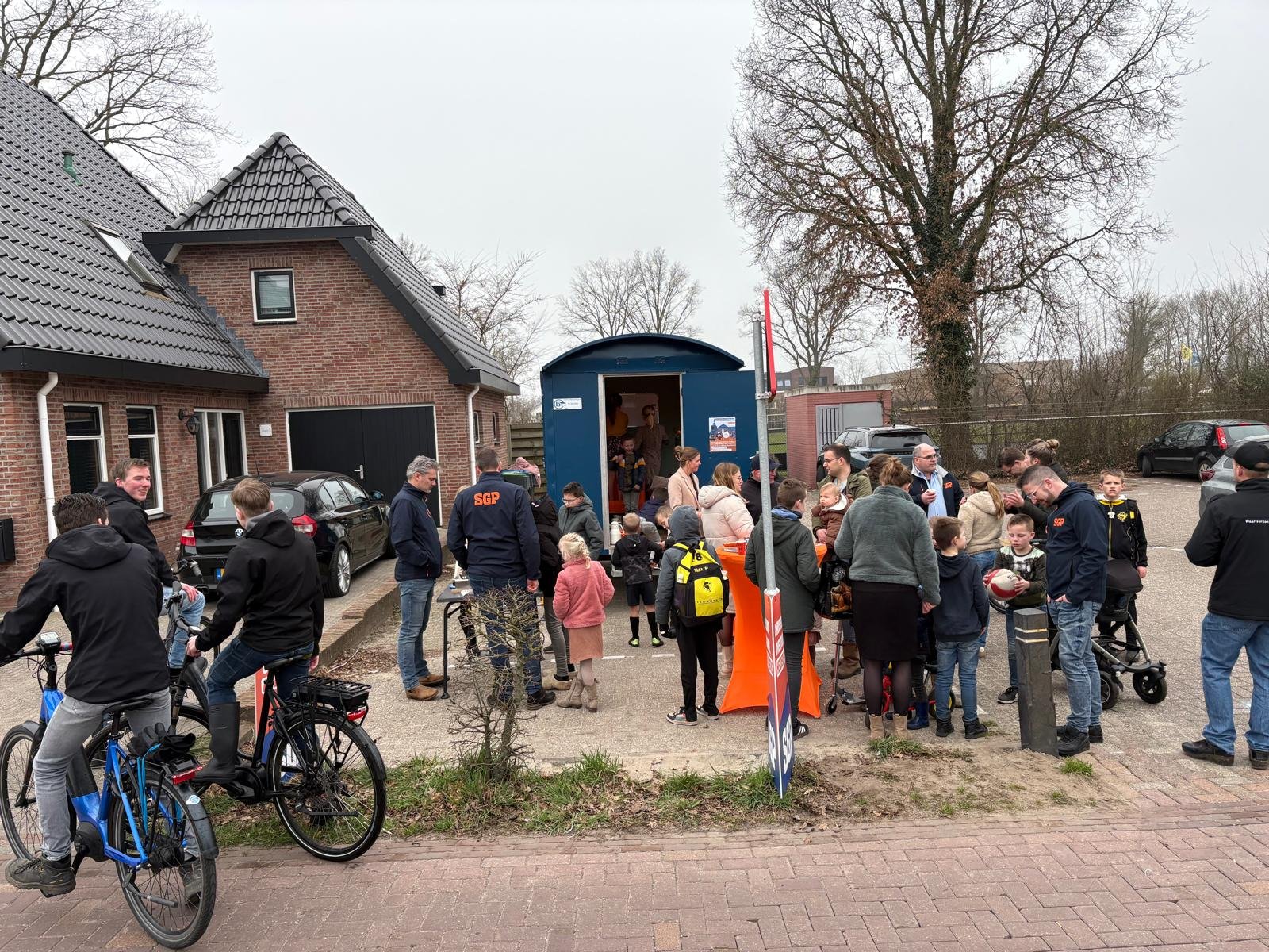 Foto: SGP Oldebroek op pad met de bouwkeet: poffertjes en ontmoeting