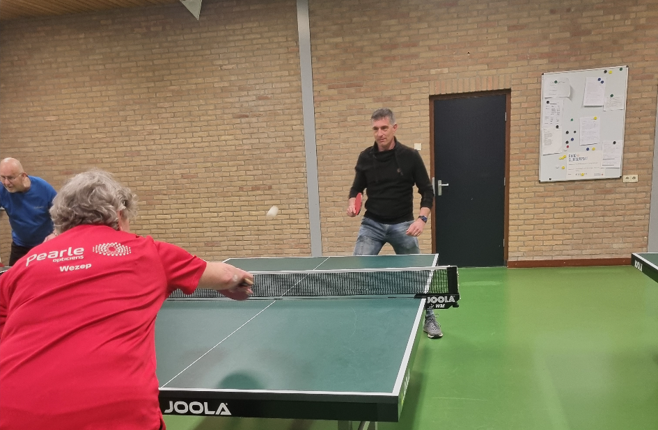 Foto: CDA Oldebroek bezoekt Tafeltennisvereniging Wezep