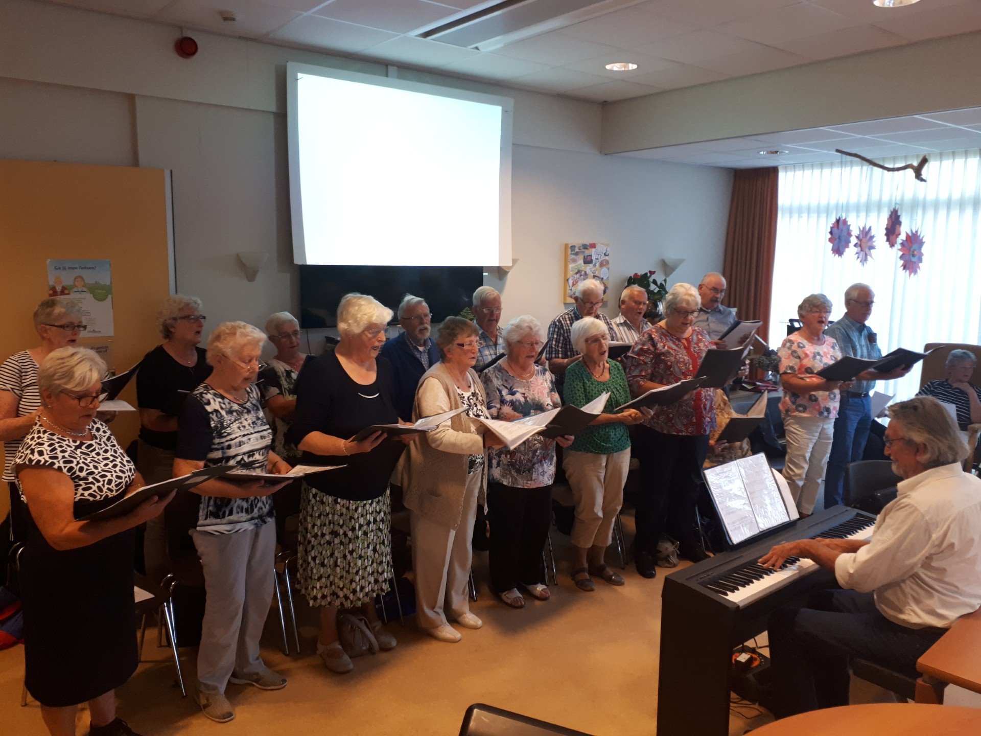 Foto: Koor De Lofzang zingt in De Samenhof in Wezep