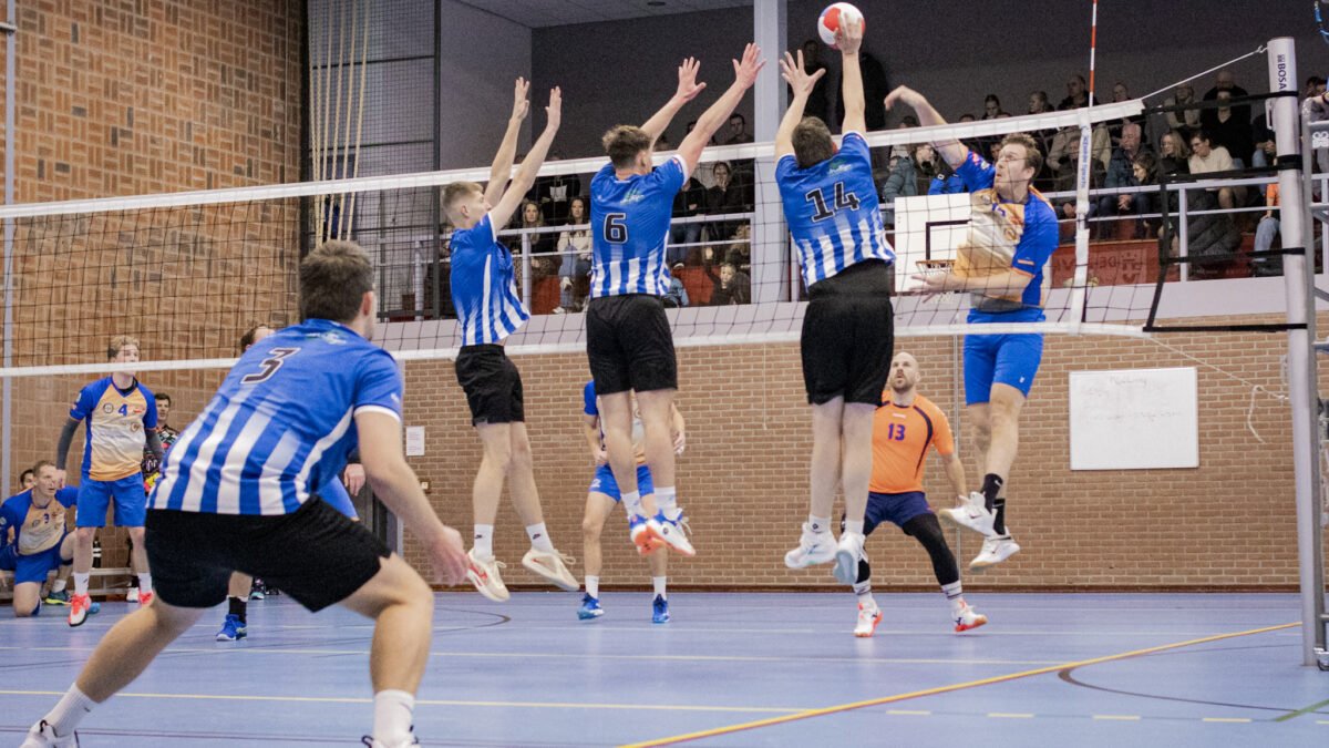 Foto: Strijdbaar Blauw Wit pakt punt in hoge noorden