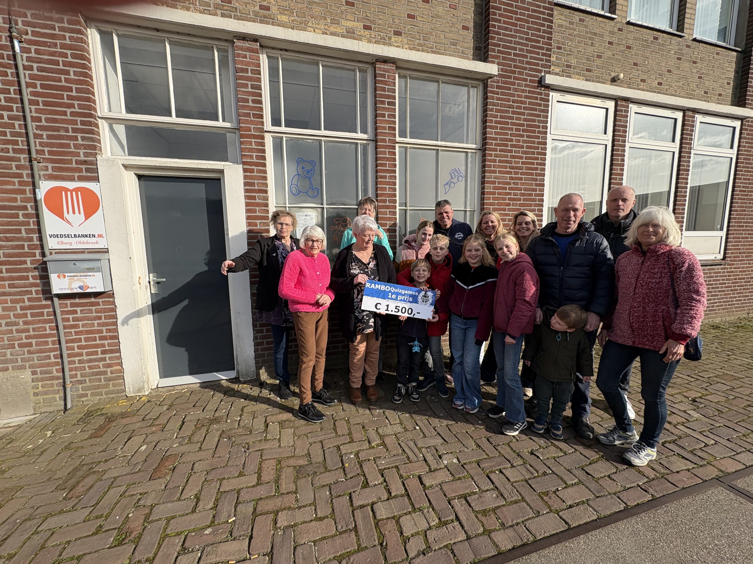 Weet wat er speelt! - Winnend team Rambo Quizgame overhandigt cheque aan Speelgoedbank Elburg