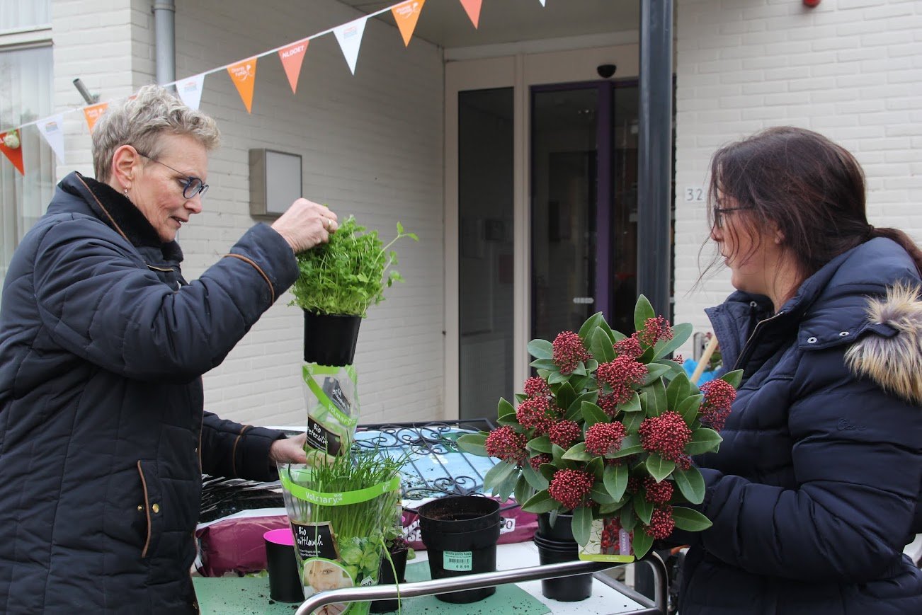 Foto: Gesprek met aftredend CU wethouder van de gemeente Oldebroek, Liesbeth Vos - Van de Weg