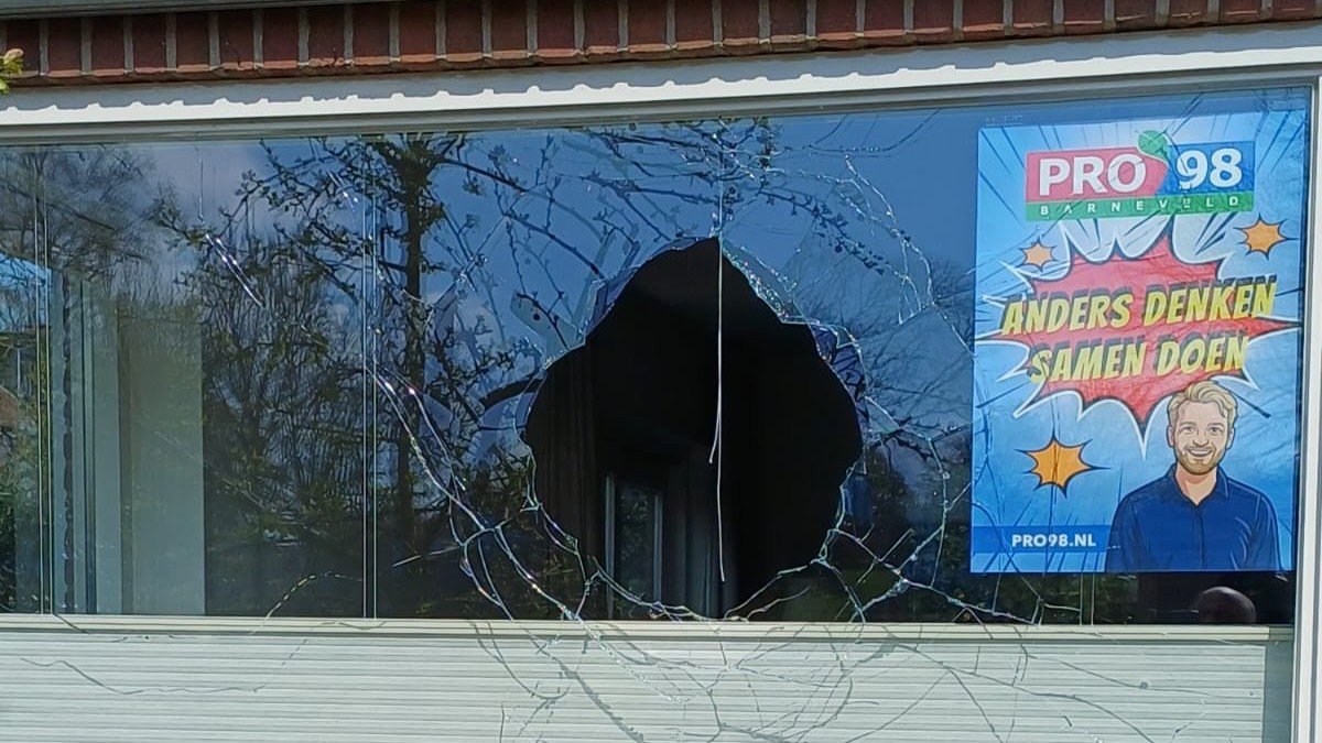 Foto: Steen door ruit bij oud-fractieleden Pro’98 in Barneveld: 'Nooit acceptabel'