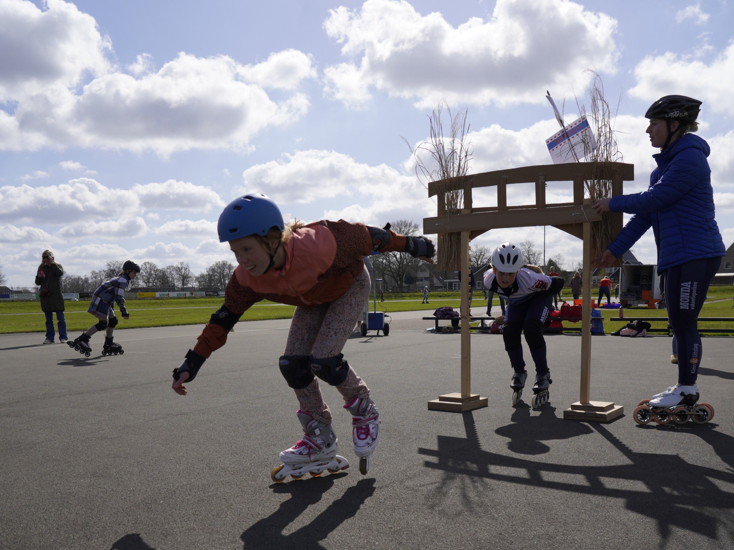Foto: Skeelerclub Oldebroek opent seizoen met spectaculaire 'Mini Elfstedentocht'