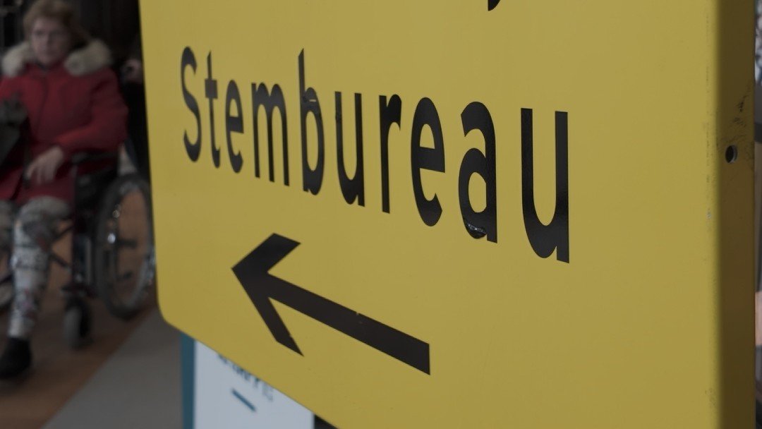 Veel Nederlanders blijven thuis bij lokale verkiezingen, maar in onze regio niet