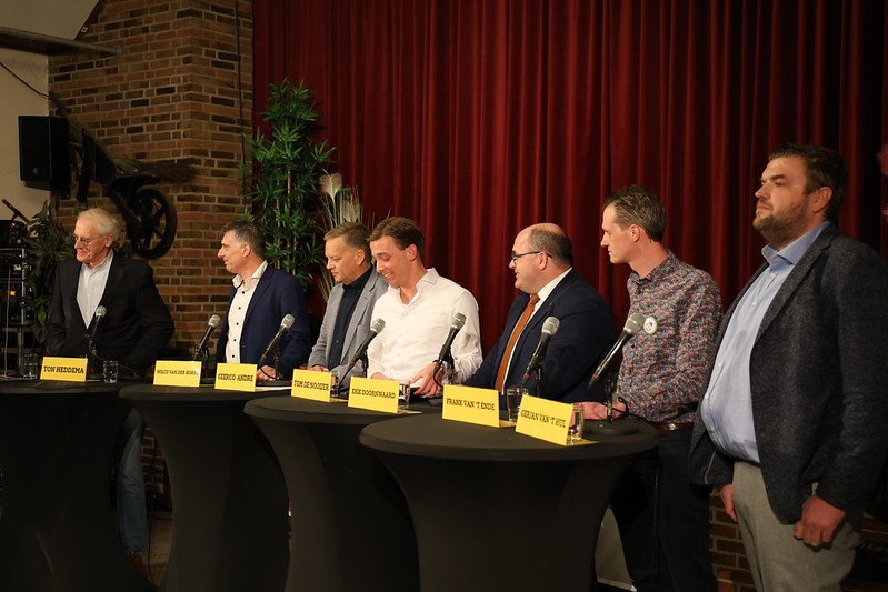 Foto: VIDEO: Politieke partijen in debat in Hattemerbroek