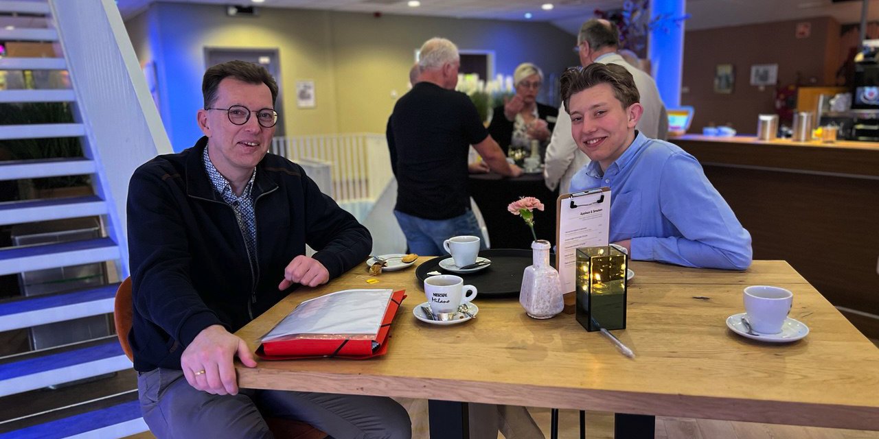 Vader en zoon uit Elspeet samen de politiek in: ‘Hij lijkt wel een kopie van mij’