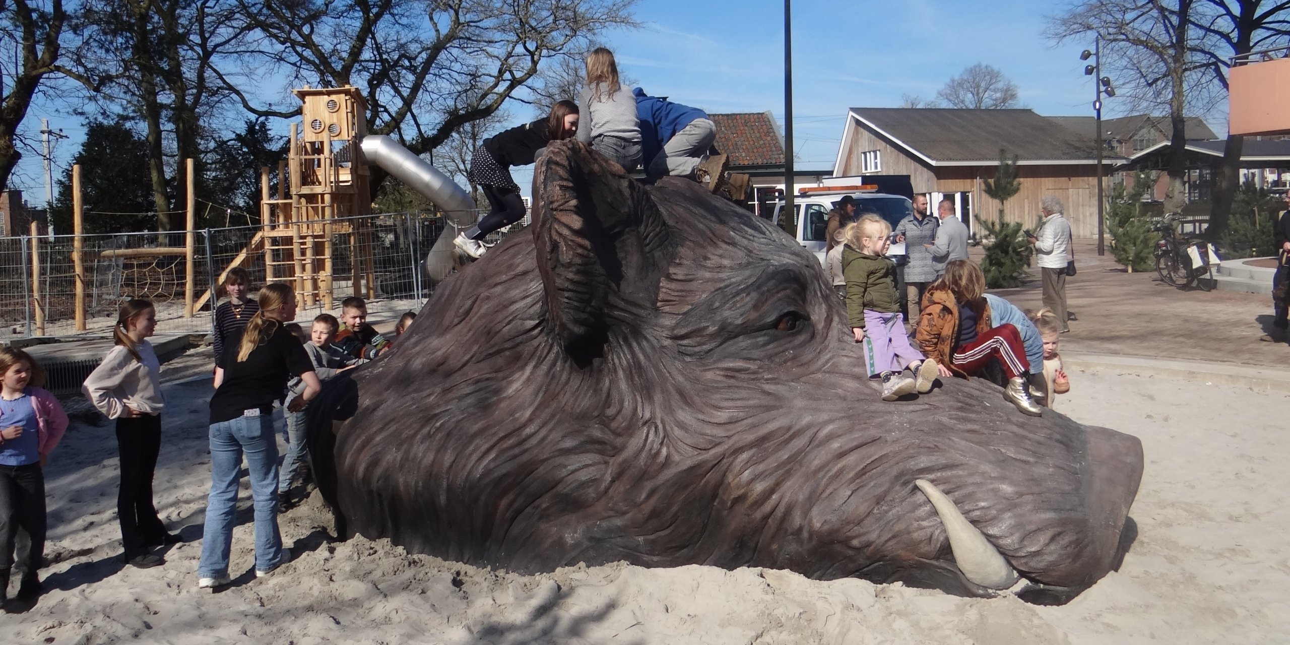 Foto: Beeld van Krelis de Keiler onthuld bij Poort van de Veluwe