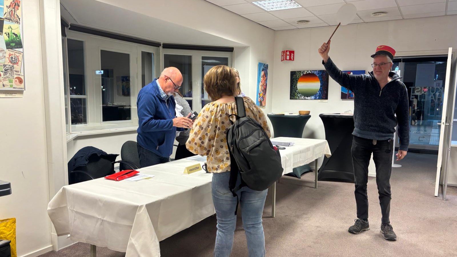 Foto: Deze mensen gingen al vroeg ‘Kleur Bekennen’ bij dit nieuwe stembureau