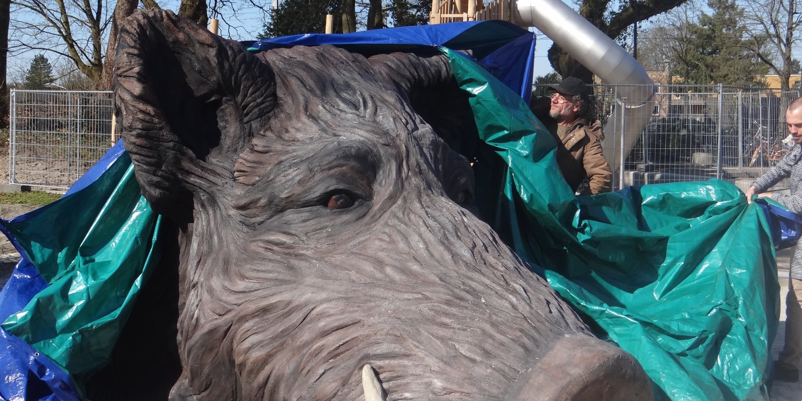 Foto: Beeld van Krelis de Keiler onthuld bij Poort van de Veluwe