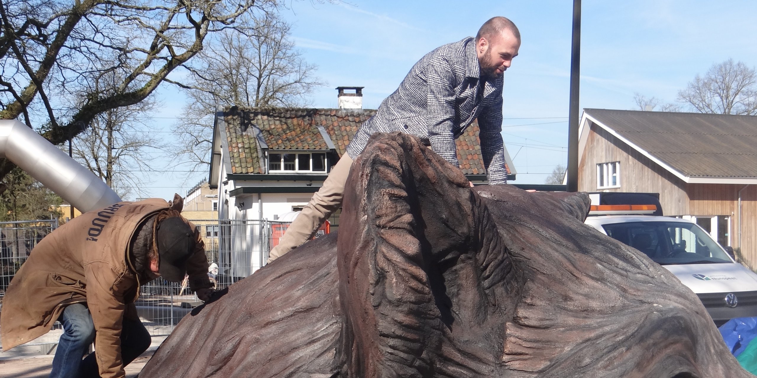 Foto: Beeld van Krelis de Keiler onthuld bij Poort van de Veluwe