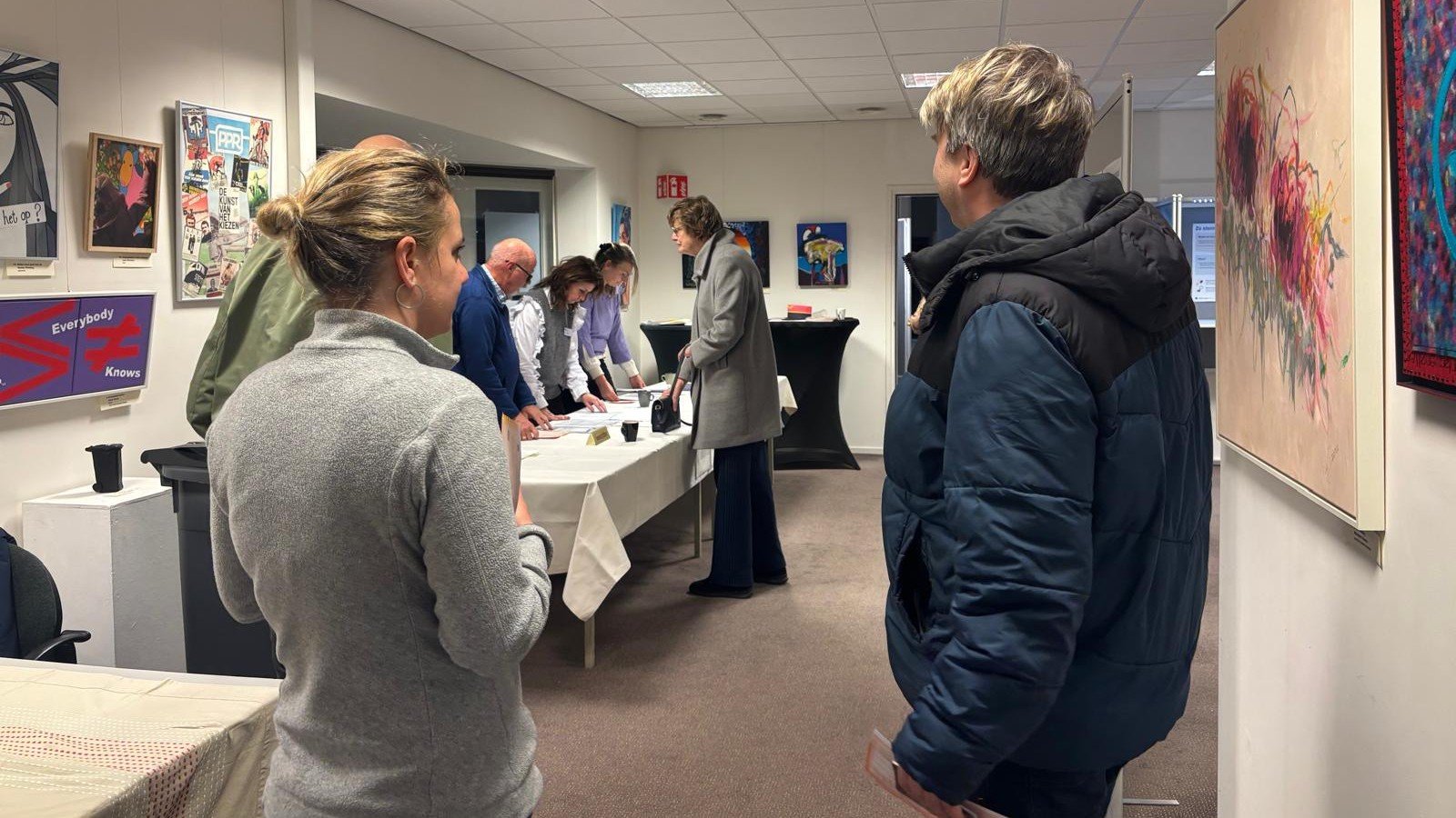 Deze mensen gingen al vroeg ‘Kleur Bekennen’ bij dit nieuwe stembureau