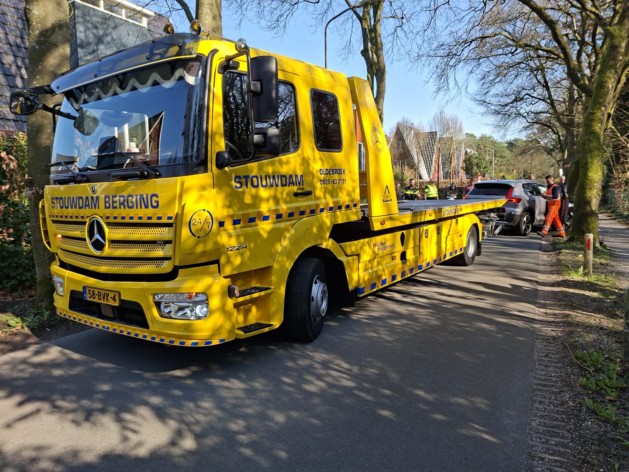Foto: Auto zwaar beschadigd na botsing tegen boom in Nunspeet